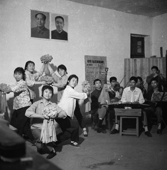 13034  二等奖  1976年县文艺小分队排练节目_副本.jpg